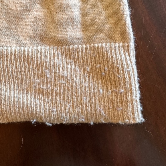 100% cashmere sweater. Some piling (pictured). Very stretchy - Picture 4 of 4
